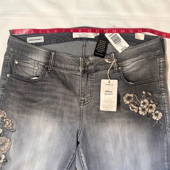 💥SALE💥 $32 Torrid Ankle Skinny Gray Floral Embroidered Jeans NWT Sz 16R - Picture 11 of 16